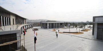 وزير الإسكان يتابع سير الأعمال بمشروع حديقة تلال الفسطاط بمنطقة مصر القديمة