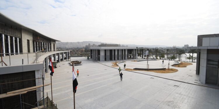 وزير الإسكان يتابع سير الأعمال بمشروع حديقة تلال الفسطاط بمنطقة مصر القديمة