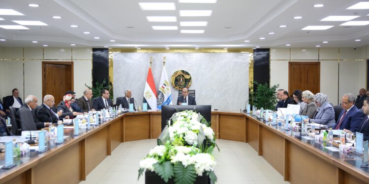 وزير قطاع الأعمال يترأس الجمعية العامة للشركة القابضة للقطن والغزل والنسيج