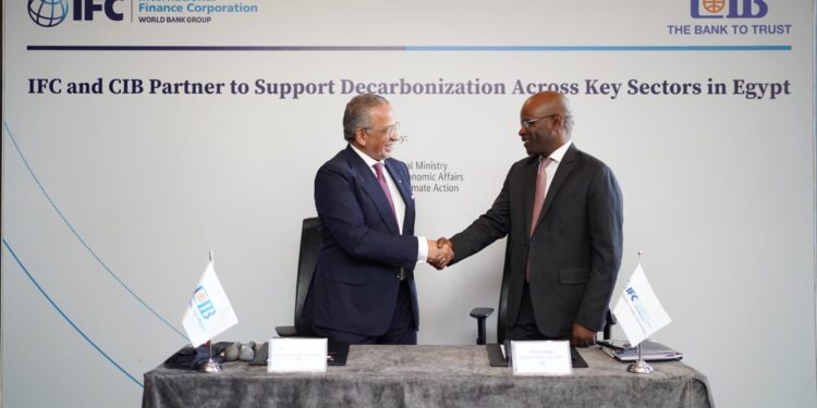 شراكة بين مؤسسة التمويل الدولية وبنك CIB لدعم جهود الحد من الانبعاثات الكربونية بالقطاعات الرئيسية في مصر