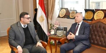 وزير الإسكان يستعرض مع محافظ القاهرة الموقف التنفيذي لعدد من المشروعات