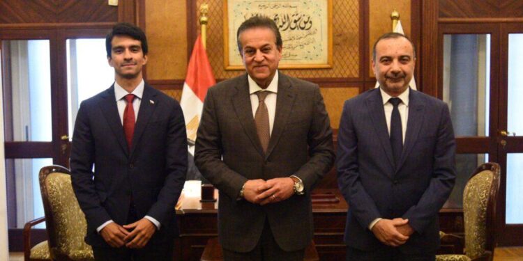 وزير الصحة وسفير بنما يناقشان تعزيز التعاون الصحي وتوسيع الشراكة في صناعة الأدوية والتكنولوجيا الطبية