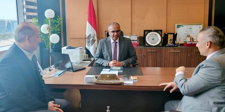 نائب وزير الإسكان يبحث أوجه التعاون مع شركة متخصصة في تحلية مياه البحر ومعالجة الصرف