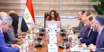 وزيرة التنمية المحلية تبحث مع رئيس شركة أسمنت أسيوط ” سيمكس ” مجالات التعاون المشترك بالمحافظات