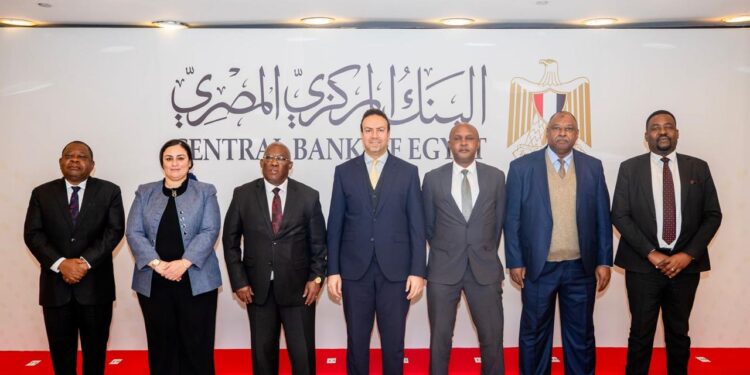 البنك المركزي المصري يستقبل وفدًا من نظيره التنزاني 