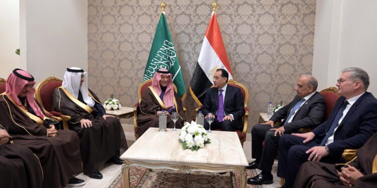 رئيس الوزراء يلتقي وزير الطاقة السعودي الأمير عبد العزيز بن سلمان