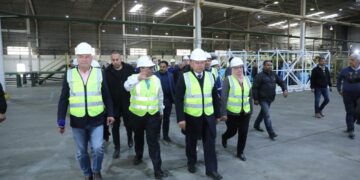 وزير الصناعة والنقل يفتتح مصنع متخصص في الأعشاب المجففة وخط إنتاج مواسير العزل من الصوف الزجاجي