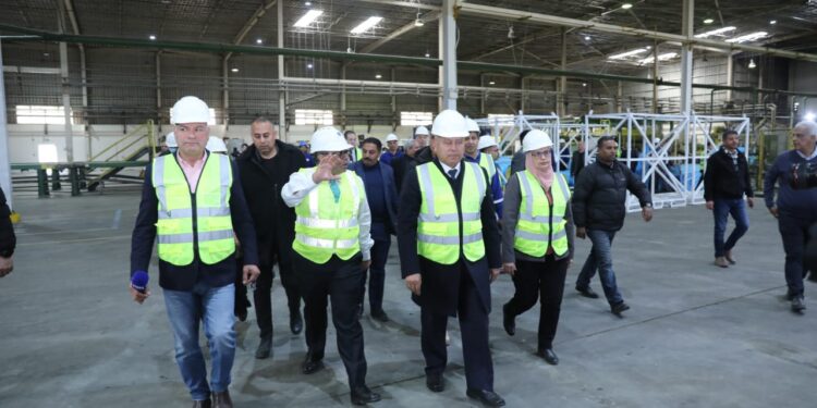 وزير الصناعة والنقل يفتتح مصنع متخصص في الأعشاب المجففة وخط إنتاج مواسير العزل من الصوف الزجاجي