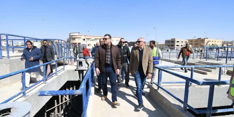 وزير الإسكان يتفقد مشروع إسكان روضة العبور ومحطة مياه الشرب بالعبور