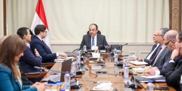 وزير قطاع الأعمال العام يتلقى تقريرا حول مستجدات مشروع زراعة الأقطان قصيرة التيلة بشرق العوينات