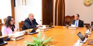 وزير الخارجية والهجرة يجتمع بقطاع الأمريكتين بالوزارة