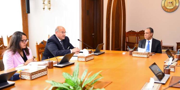 وزير الخارجية والهجرة يجتمع بقطاع الأمريكتين بالوزارة