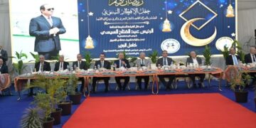 وزير الصناعة والنقل يتناول وجبة الإفطار مع العاملين بالشركة القابضة للنقل البحري والبري