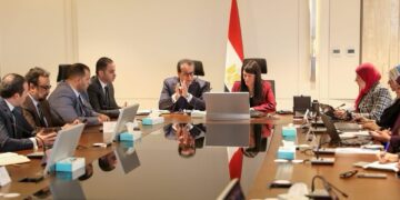 نائب رئيس الوزراء ووزيرة التخطيط يناقشان الخطة الاستثمارية لوزارة الصحة