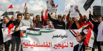 الآلاف من أبناء بنى سويف يرفضون تهجير الفلسطينيين ويرفعون أعلام فلسطين