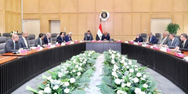 الوزير يبحث مع وزير الزراعة سبل تعزيز الاستفادة من مميزات خط الرورو السريع