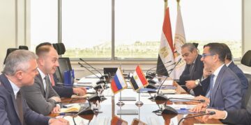 وزير الاستثمار يلتقي نائب وزير الصناعة والتجارة الروسي لبحث سبل تعزيز العلاقات الاقتصادية بين البلدين