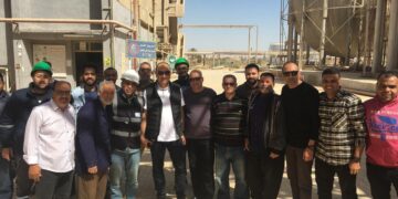 وزير قطاع الأعمال يتفقد شركة النصر للأسمدة بالسويس ويلتقي العاملين ويهنئهم بعيد الفطر المبارك