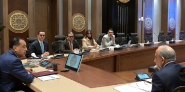 رئيس الوزراء يستعرض مع وزيري الكهرباء والاستثمار عددا من ملفات العمل المشترك