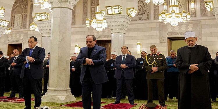 الرئيس السيسي يؤدي صلاة الفجر في مسجد السيدة نفيسة ويزور المقام