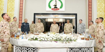 وزير الدفاع والإنتاج الحربى يشارك مقاتلى الجيش الثانى الميدانى تناول وجبة الإفطار
