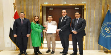 رئيس الرعاية الصحية ونائب وزير الاتصالات يكرّمان 32 قيادة تنفيذية وكادرًا بالهيئة