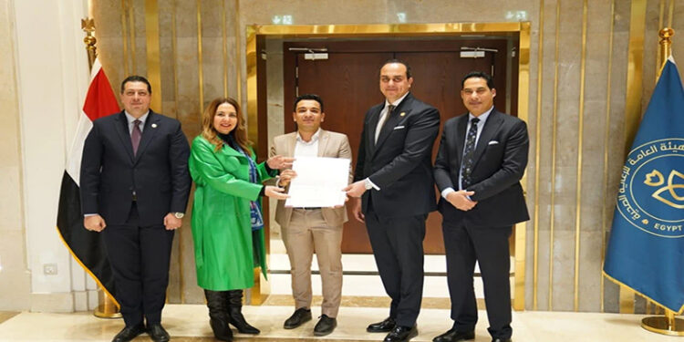 رئيس الرعاية الصحية ونائب وزير الاتصالات يكرّمان 32 قيادة تنفيذية وكادرًا بالهيئة