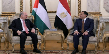 رئيس الوزراء يلتقى نظيره الفلسطيني لاستعراض ملامح خطة التعافي المبكر وإعادة إعمار غزة