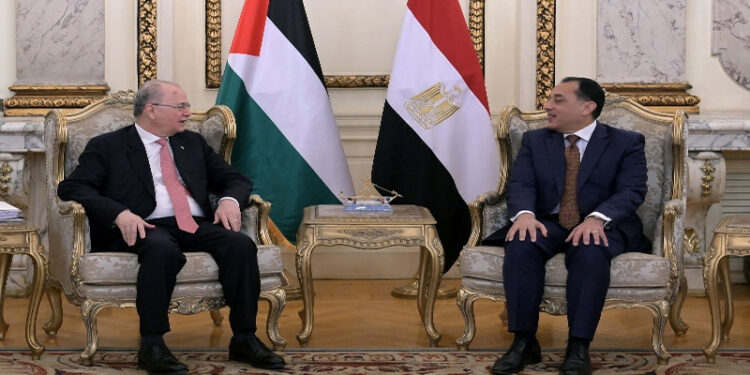 رئيس الوزراء يلتقى نظيره الفلسطيني لاستعراض ملامح خطة التعافي المبكر وإعادة إعمار غزة