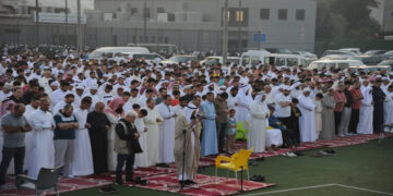 المواطنون والمقيمون يؤدون صلاة عيد الفطر المبارك في الساحات والمساجد