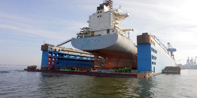 الفريق أسامة ربيع يبحث تأثير تطورات الأوضاع بمنطقة البحر الأحمر مع الرئيس التنفيذي لـ MSC