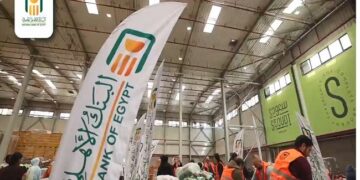 موظفو البنك الأهلي يشاركون في تعبئة 120 ألف كرتونة رمضان