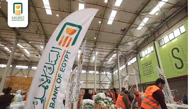 موظفو البنك الأهلي يشاركون في تعبئة 120 ألف كرتونة رمضان