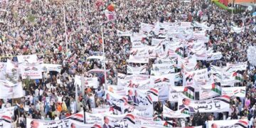 الآلاف يؤدون صلاة عيد الفطر في مسجد الحسين ويرفعون أعلام فلسطين لدعم غزة