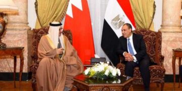 وزير الخارجية والهجرة يلتقي مع نظيره البحريني