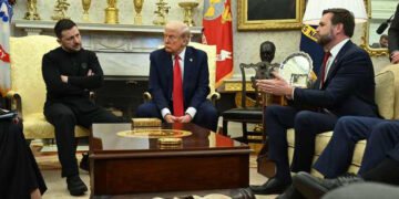 البيت الأبيض: زيلنيسكي كان عدائيا ووقحا.. لم يأت طالبا السلام