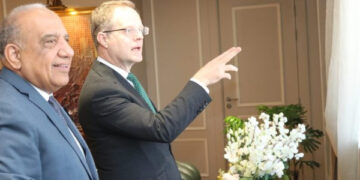 وزير الكهرباء يستقبل سفير بريطانيا بالقاهرة لبحث سبل دعم وتعزيز التعاون والشراكة