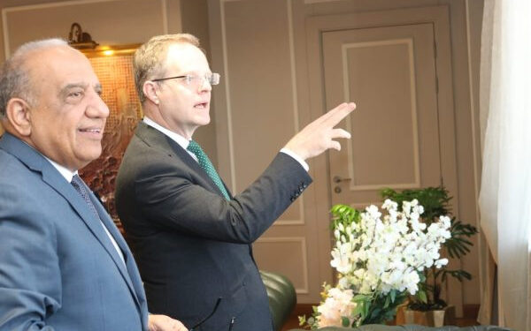 وزير الكهرباء يستقبل سفير بريطانيا بالقاهرة لبحث سبل دعم وتعزيز التعاون والشراكة