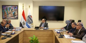 وزير قطاع الأعمال العام يستعرض موقف مشروعات “القابضة للسياحة والفنادق”