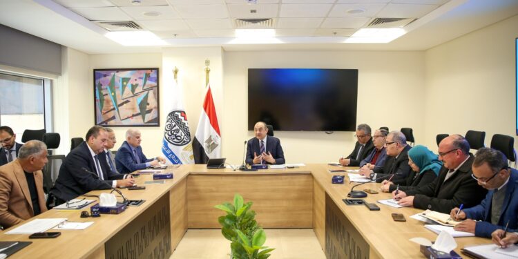 وزير قطاع الأعمال يتابع أداء قطاع الصناعات الكيماوية وموقف تنفيذ مشروعات التطوير