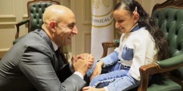 وزير التعليم يكرم الطالبة رضوى من ذوي الاحتياجات الخاصة لتفوقها الدراسي وتميزها في القرآن والشعر