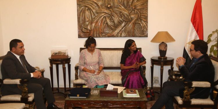 وزير الثقافة يلتقي القائم بأعمال سفير الهند ويتسلّم دعوة للمشاركة في قمة “ويفز 2025”