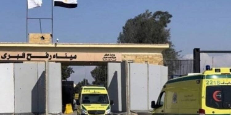 معبر رفح يستقبل 17 مصابًا و22 مرافقًا فلسطينيًا لتلقى العلاج فى مصر