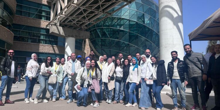 البنك الأهلي الكويتي – مصر ينظم زيارة إلى مؤسسة 57357 للأطفال لتزيين المستشفى احتفالاً بشهر رمضان