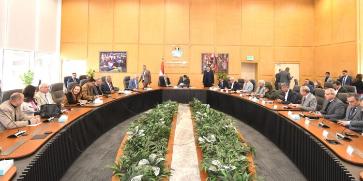 رئيس جهاز الشروق يقود حملة مكبرة لإزالة مخالفات البناء والتعديات بالمدينة