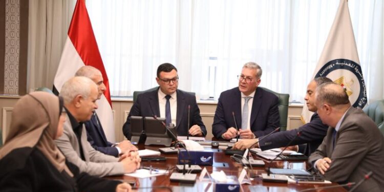 وزيرا البترول والإسكان يبحثان التعاون في مد شبكات الغاز الطبيعي بغرب العلمين الجديدة