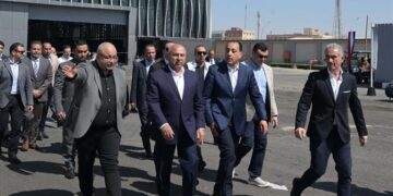 رئيس الوزراء يستهل جولته بالعاشر من رمضان بتفقد مصنع قنديل للصلب