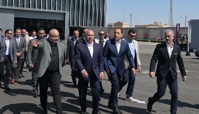رئيس الوزراء يستهل جولته بالعاشر من رمضان بتفقد مصنع قنديل للصلب