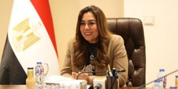 وزيرة التنمية المحلية تقيل رئيس حي وتحيله مع مسئولين آخرين للتحقيق