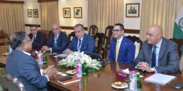 وزير الاستثمار يلتقي وزير التجارة والصناعة الهندي لبحث سبل تعزيز العلاقات الاقتصادية